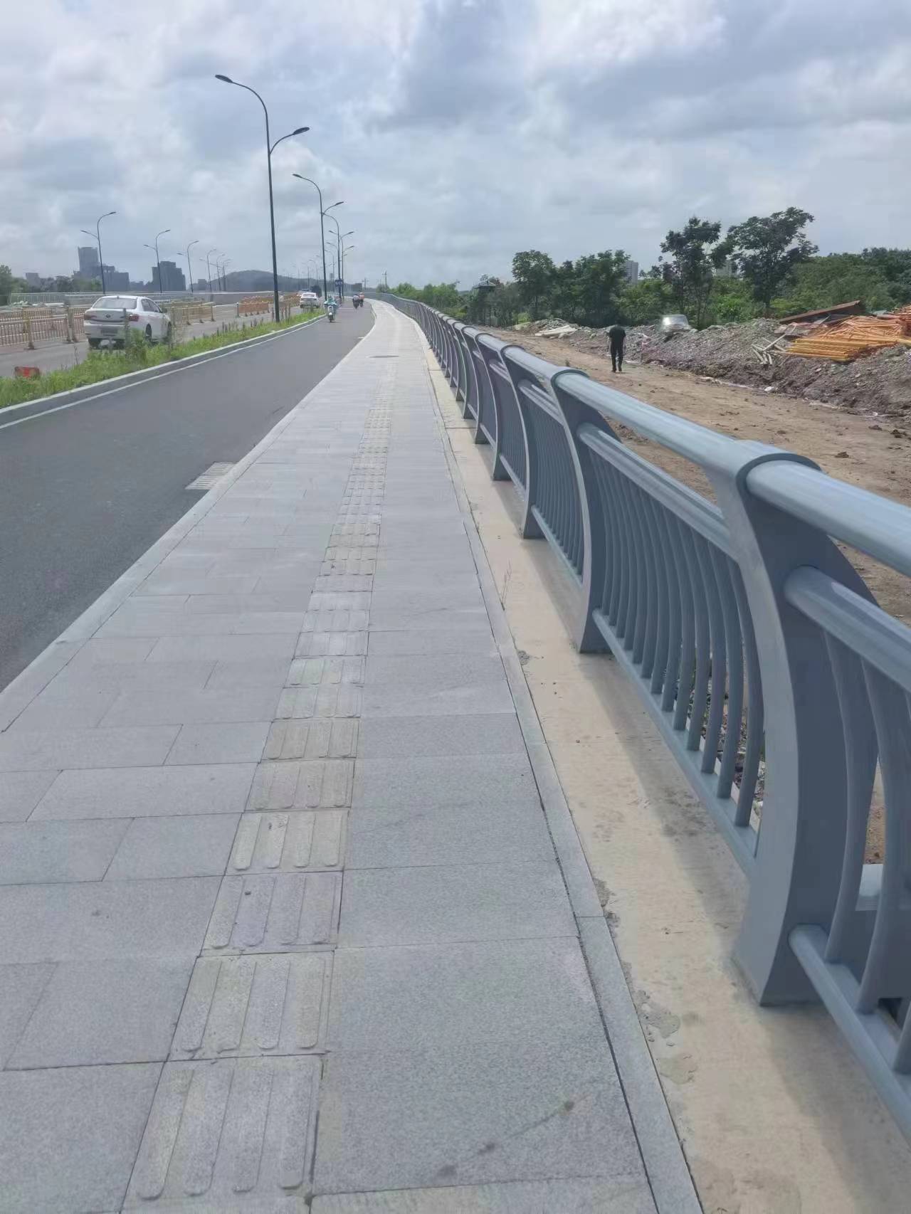 铝合金道路护栏(图1)