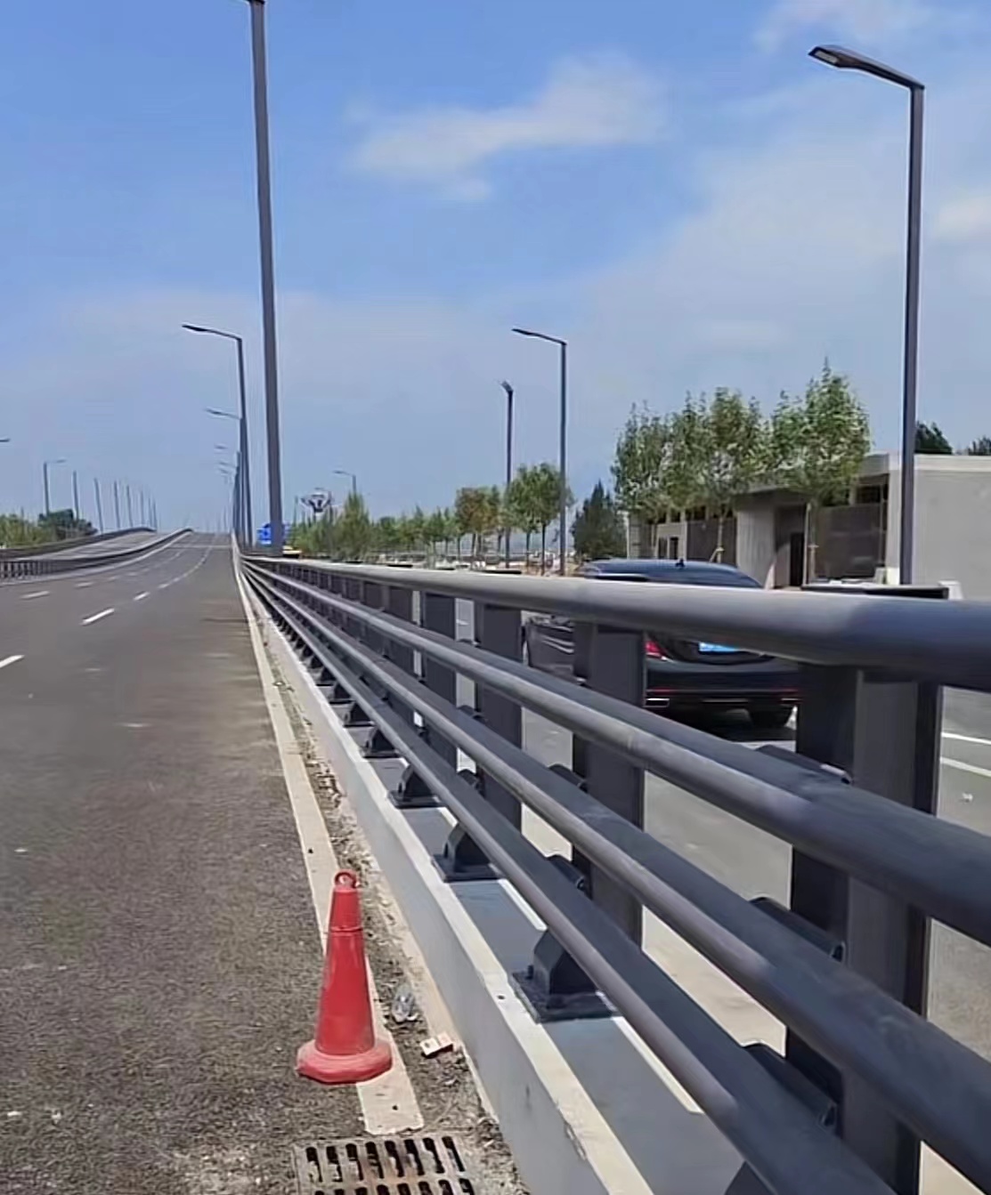 铝合金道路防撞护栏(图1)